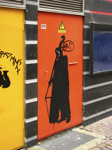 872064 Afbeelding van een deur met een schildering van een contrabassist, naast de ingang van het voormalige jazzpodium ...